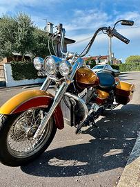Honda Shadow Custom - molte parti artigianali