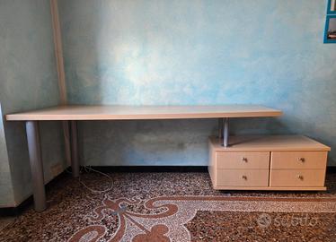Scrivania con cassettiera