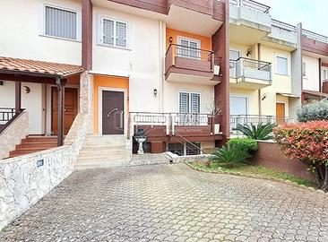 Villa a schiera con spazi esterni, tavernetta e va