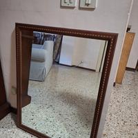 Specchio con cornice in legno 