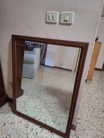 Specchio con cornice in legno 