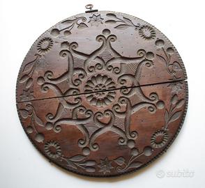 Tavola in legno intagliata