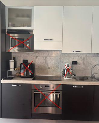 Cucina intera grigia e bianca con elettrodometici