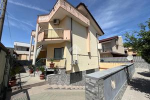 VILLA A SCHIERA D'ANGOLO A SANT'ARPINO