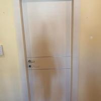 Porte interne moderne con inserti in alluminio