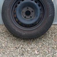 4 Gomme invernali Nokian con cerchi 195 65 R15 91T