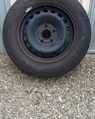 4 Gomme invernali Nokian con cerchi 195 65 R15 91T