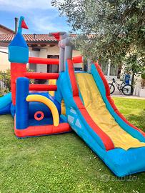 Gonfiabile castello  dai 3 ai 10 anni