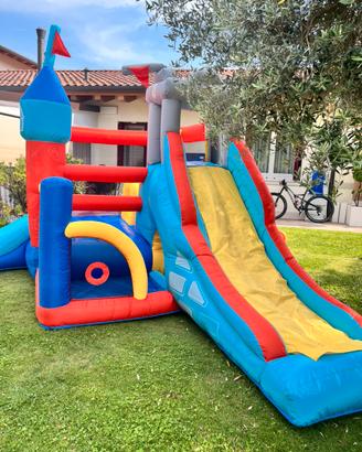 Gonfiabile castello  dai 3 ai 10 anni