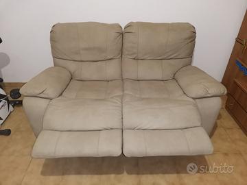 2 divani con poggiapiedi.