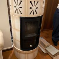 Stufa a pellet in maiolica