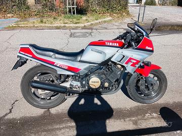 Yamaha FZ 750