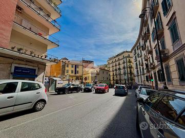 NEGOZIO A NAPOLI