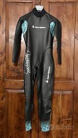 Muta donna nuoto libero o apnea