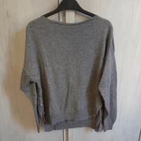 Maglione grigio con scollo a barca