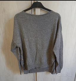 Maglione grigio con scollo a barca