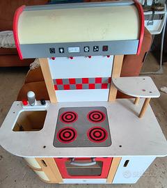 Cucina giocattolo di legno