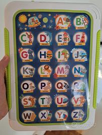 tablet con lettere e parole