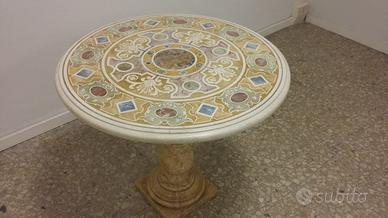 Tavolo in marmo intarsiato sottocosto