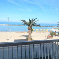 Cupra marittima a 10 metri dalla spiaggia