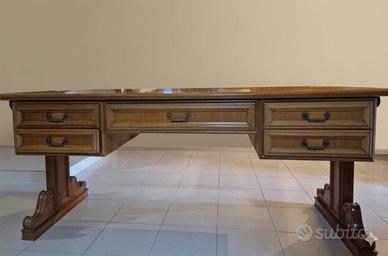 Scrivania classica, in legno rovere, con cassetti