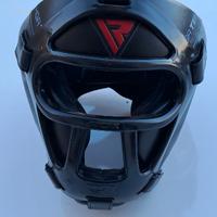 Casco e guanti da pugilato