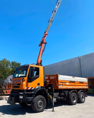 Motrice Iveco Trakker 3 assi con Gru Palfinger