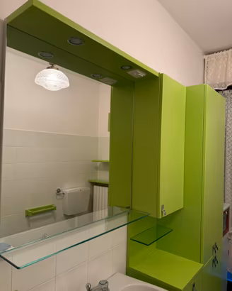 Bagno con specchiera