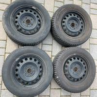 Pneumatici invernali 195/65 R15 con cerchi.