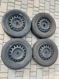 Pneumatici invernali 195/65 R15 con cerchi.