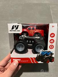 Macchina jeep giocattolo