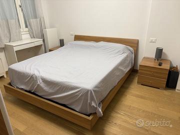 Letto matrimoniale e comodini