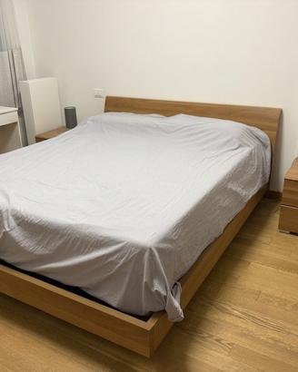 Letto matrimoniale e comodini