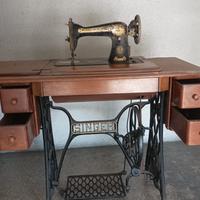 Macchina da cucire Singer con mobile originale