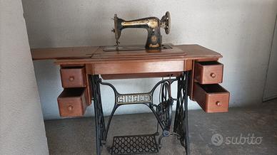 Macchina da cucire Singer con mobile originale