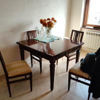Tavolo da salone con sedie 