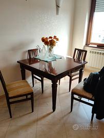 Tavolo da salone con sedie 