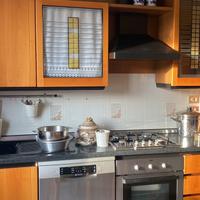 Cucina con tavolo e sedie