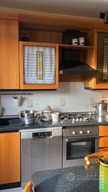 Cucina con tavolo e sedie