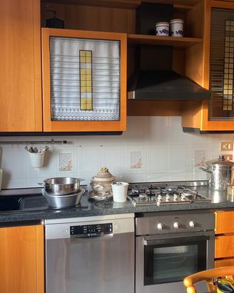 Cucina con tavolo e sedie