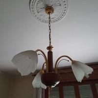 Lampadari, tavolo, damigiane