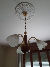 Lampadari, tavolo, damigiane