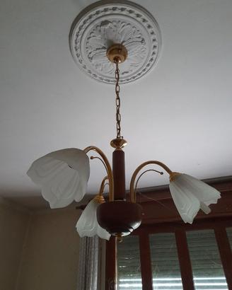 Lampadari, tavolo, damigiane