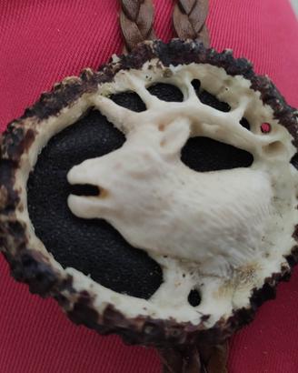 Cravattino in cuoio per cacciatore - cervo