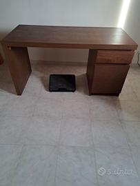 scrivania e cassettiera