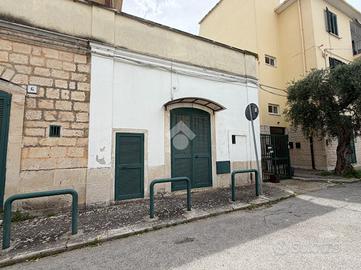 MONOLOCALE A BARI
