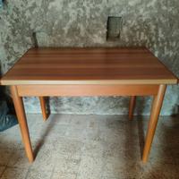 Tavolo in legno allungabile con 4 sedie