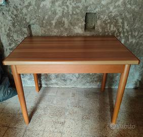 Tavolo in legno allungabile con 4 sedie