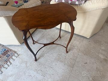 Tavolinetto in stile