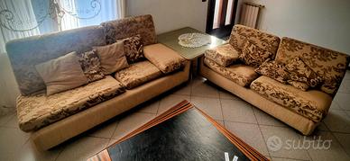 divano con tavolino in vetro angolare B&B